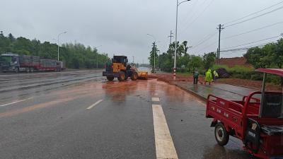 咸安城管开展横沟大道道路清淤作业