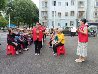 温泉街道金叶社区：银龄暖童趣 运动享安康  