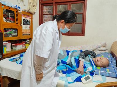 北正街社区开展失能老人入户随访  探索医养结合服务“最后一公里”