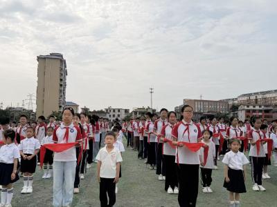 高举队旗跟党走 争做新时代好少年 咸宁市香城学校举行2026年春季新队员入队仪式