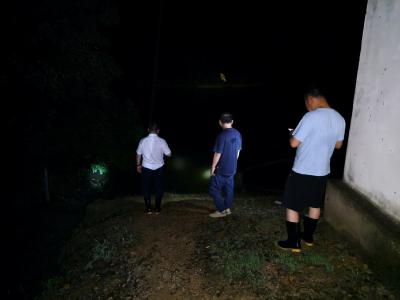 向阳湖镇:雨夜坚守，巡查不断  织密防汛防灾安全网