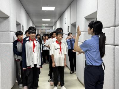 横沟中学学子走进区检察院 沉浸式解锁法治课堂
