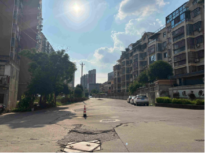 温泉街道岔路口社区：移除“拦路电杆”还居民安全畅通路  