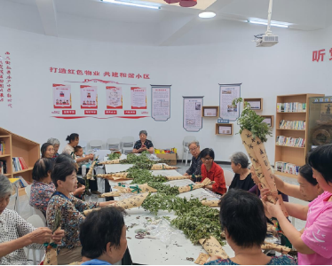 艾香迎端午 巧手纳安康——西大街社区开展端午艾草手作文明实践活动