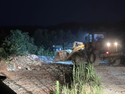 咸安城管严肃查处一起建筑垃圾违规倾倒行为