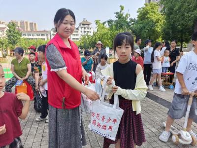 （没通讯员）规范养犬享美景 抵制毒品护身心