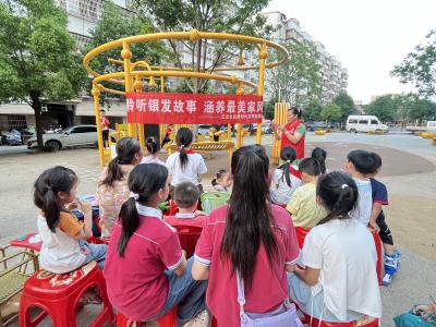 五老暖心传家风 悉心护航下一代成长