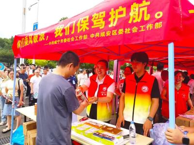 咸安：多方志愿力量集结 考场外闪耀 “志愿红”
