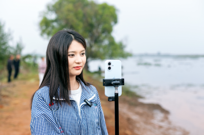 新疆姑娘的“新农具”：方寸手机，跨越千里的青春答卷