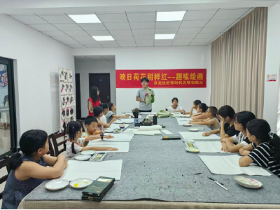 双龙社区：“映日荷花”入画来，童心执笔绘清夏