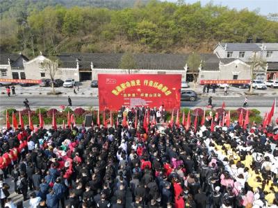 曾都区举行“重温革命历史 行走红色路线”干部职工登山活动