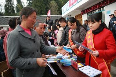恩施市司法局“送法进村”受欢迎