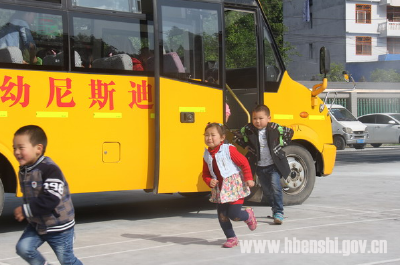 恩施市教育局：举行校车交通安全演练及培训活动