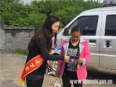 舞阳坝开展“法律进服务进万家”活动