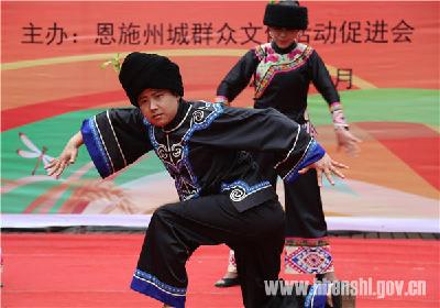 百姓大舞台载歌载舞庆“五一”