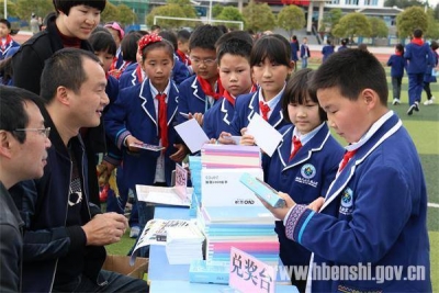 “爱鸟周”宣传进校园
