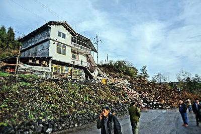 新塘所及时处置一处山体滑坡