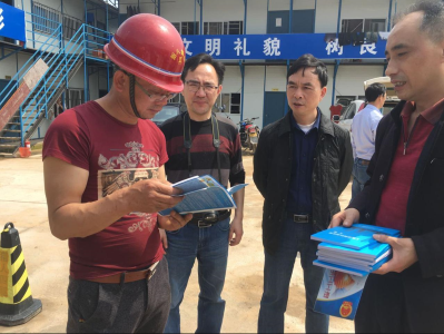 州、市人社局深入建筑工地宣传工伤保险政策