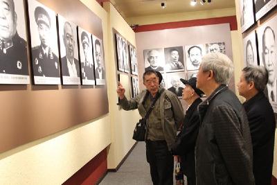 恩施市畜牧离退休老同志参加缅怀革命先烈活动
