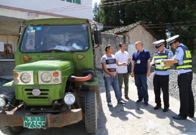 市农业局：开展农机道路安全联合执法工作