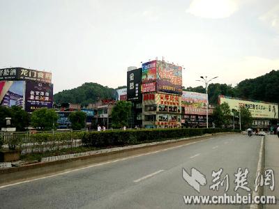 恩施州城70%大型户外广告手续过期或属私自违建