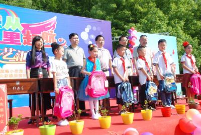 党旗飘扬在旗峰小学