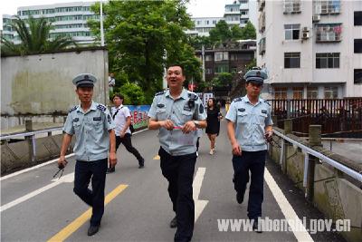 （暖新闻）“你的准考证在这里！”