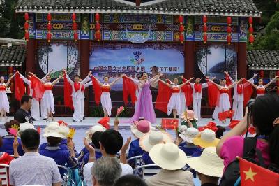 文体新广局：中国文联文艺志愿服务团“送欢乐下基层”慰问演出