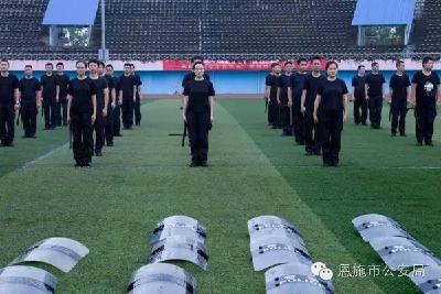 警棍+盾牌 民警到底怎么练？