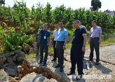 向前进到新塘乡地质滑坡点查看灾情指导抗灾自救