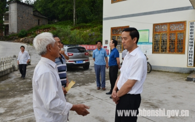 向前进到沙地崔坝看望慰问党员群众