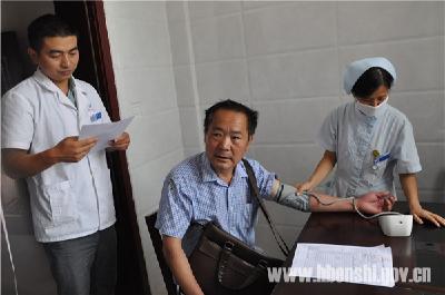 崔家坝：为镇村干部健康体检