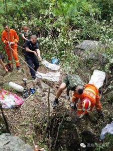 “助贫”黄牛跌落天坑  看警民如何施救