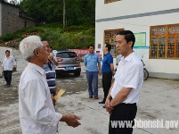 向前进到沙地崔坝看望慰问党员群众