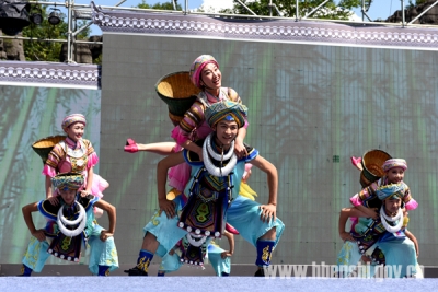 梭布垭石林间上演女儿会传奇