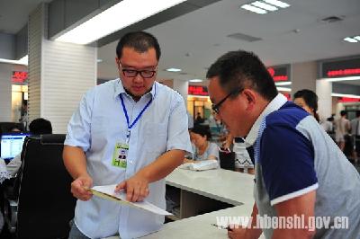 (我为党旗添光辉) 架起便民连心桥