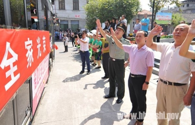 恩施市263名新兵奔赴军营   苏勇等欢送