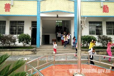 鸭子塘小学举行安全疏散演练