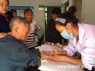 盛家坝健康扶贫到家门