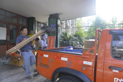 恩施市森林防火指挥部为国有林场发放防火物资