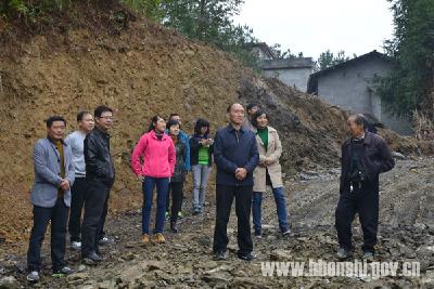 谭文骄到屯堡乡大树垭村开展扶贫日活动