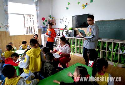 （图片新闻）幼儿园里当老师