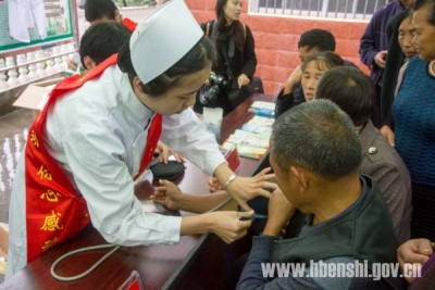 恩施市政协在大龙潭举行义诊活动