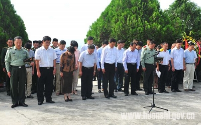 州市领导与各界群众举行烈士纪念日公祭活动