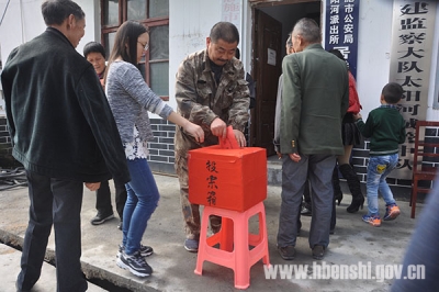 恩施市进行市乡两级人大代表换届选举（组稿）