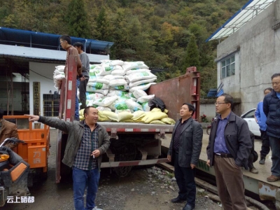 市经信局：全国扶贫日开展帮扶活动