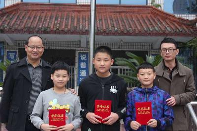 点赞！恩施拾金不昧好少年