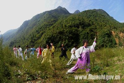 （图片新闻）舞动“游龙”山水间