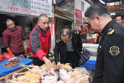恩施市食药监局专项整治航大商城禽肉市场