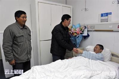村民代表到医院看望吕铁牛